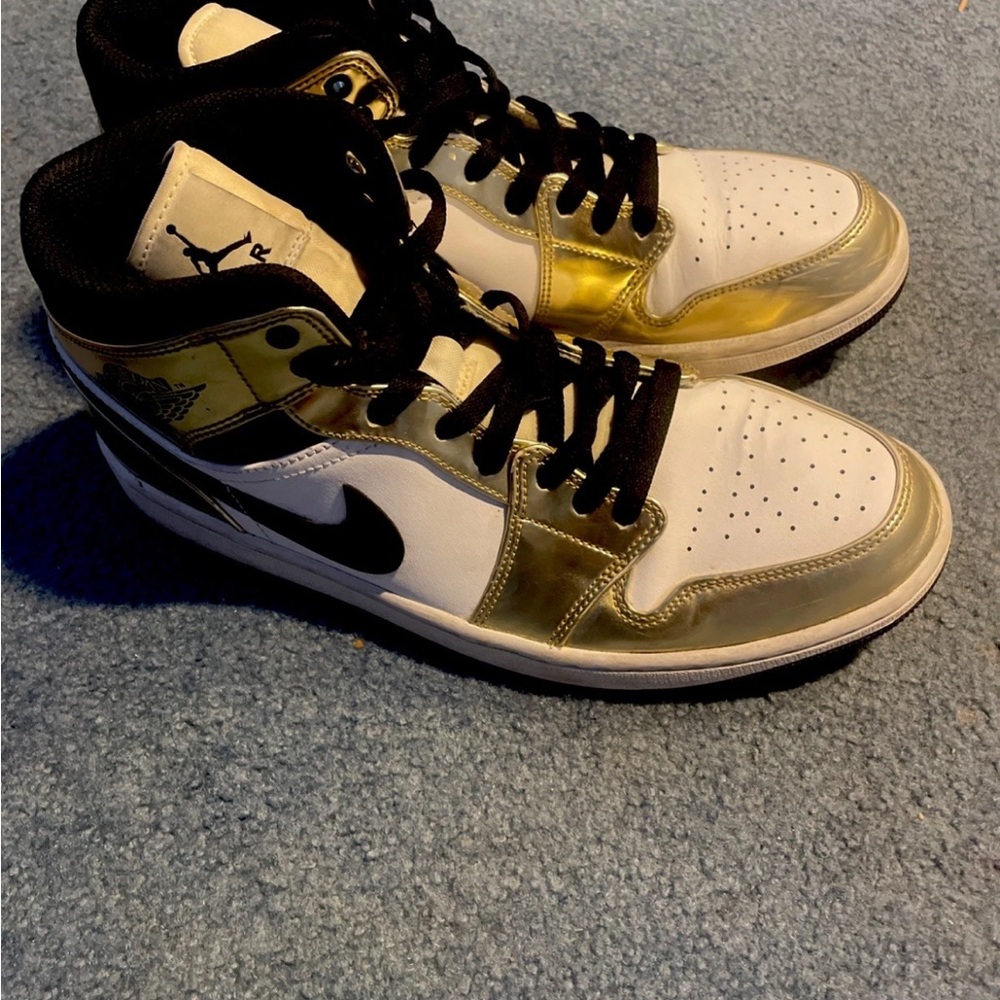 Air Jordan 1 Retro Unisex White and Gold Sneakers